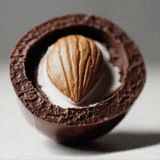 Chocolate con leche relleno de crema y almendra entera, una combinación elegante de texturas y sabores premium de Mysuplify.